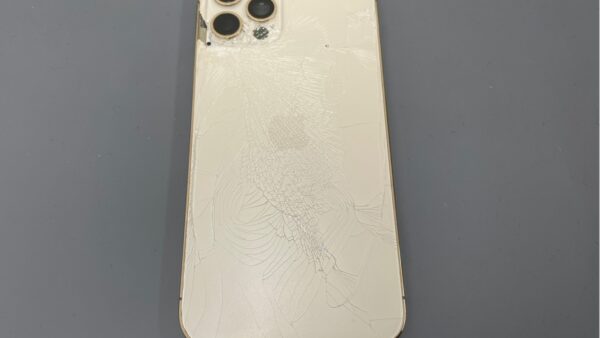 iPhone12Pro背面割れの修理【iPhone修理川越】