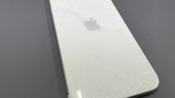 iPhoneSE2背面ガラス割れの修理【iPhone修理川越】