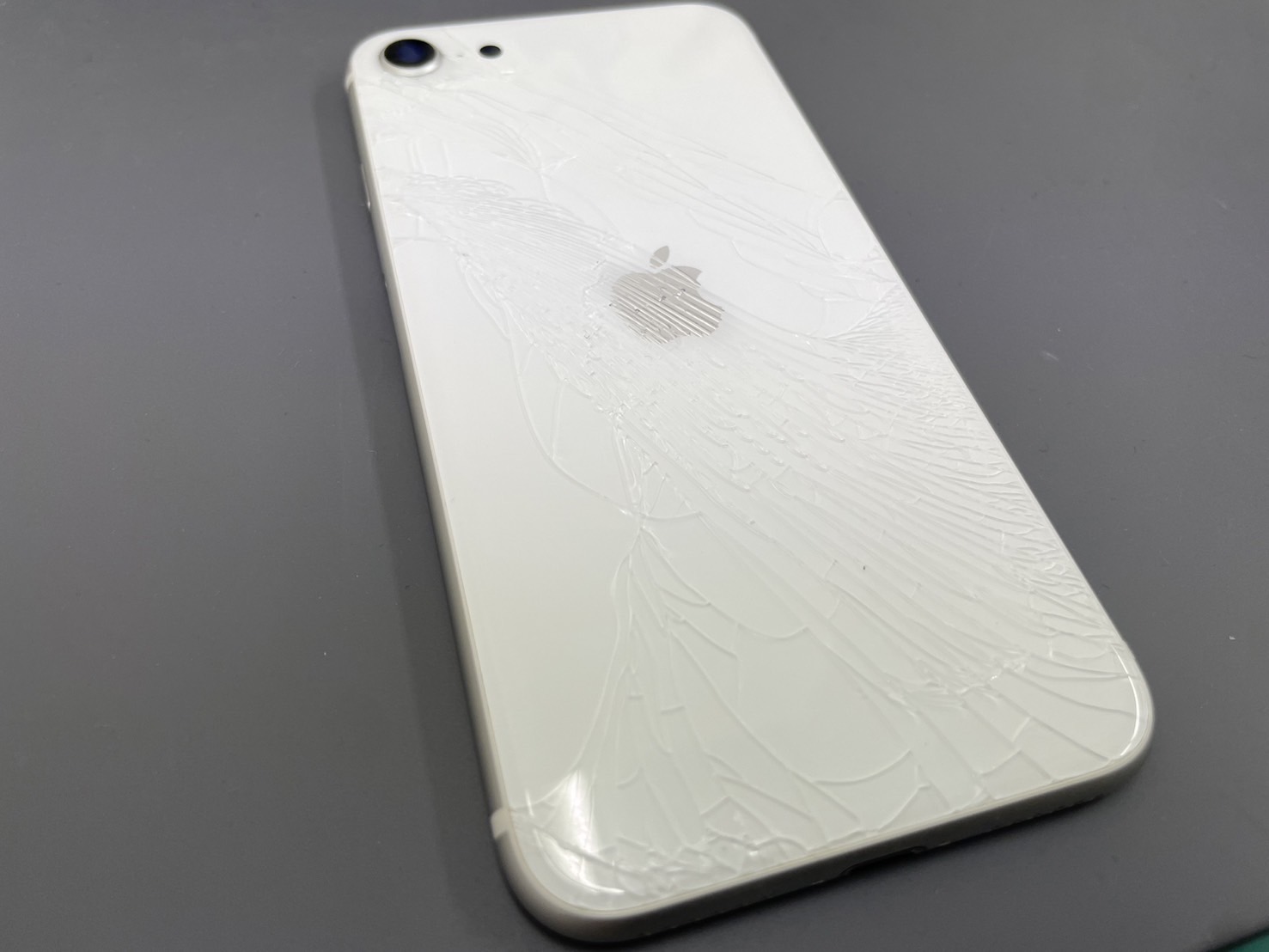 iPhoneSE2背面ガラス割れの修理【iPhone修理川越】 | iPhone・iPad