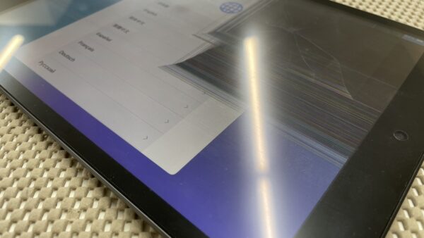【川越】背面に深めの打こんが内部まで貫通!? iPad9 液晶交換+バッテリー交換 修理事例