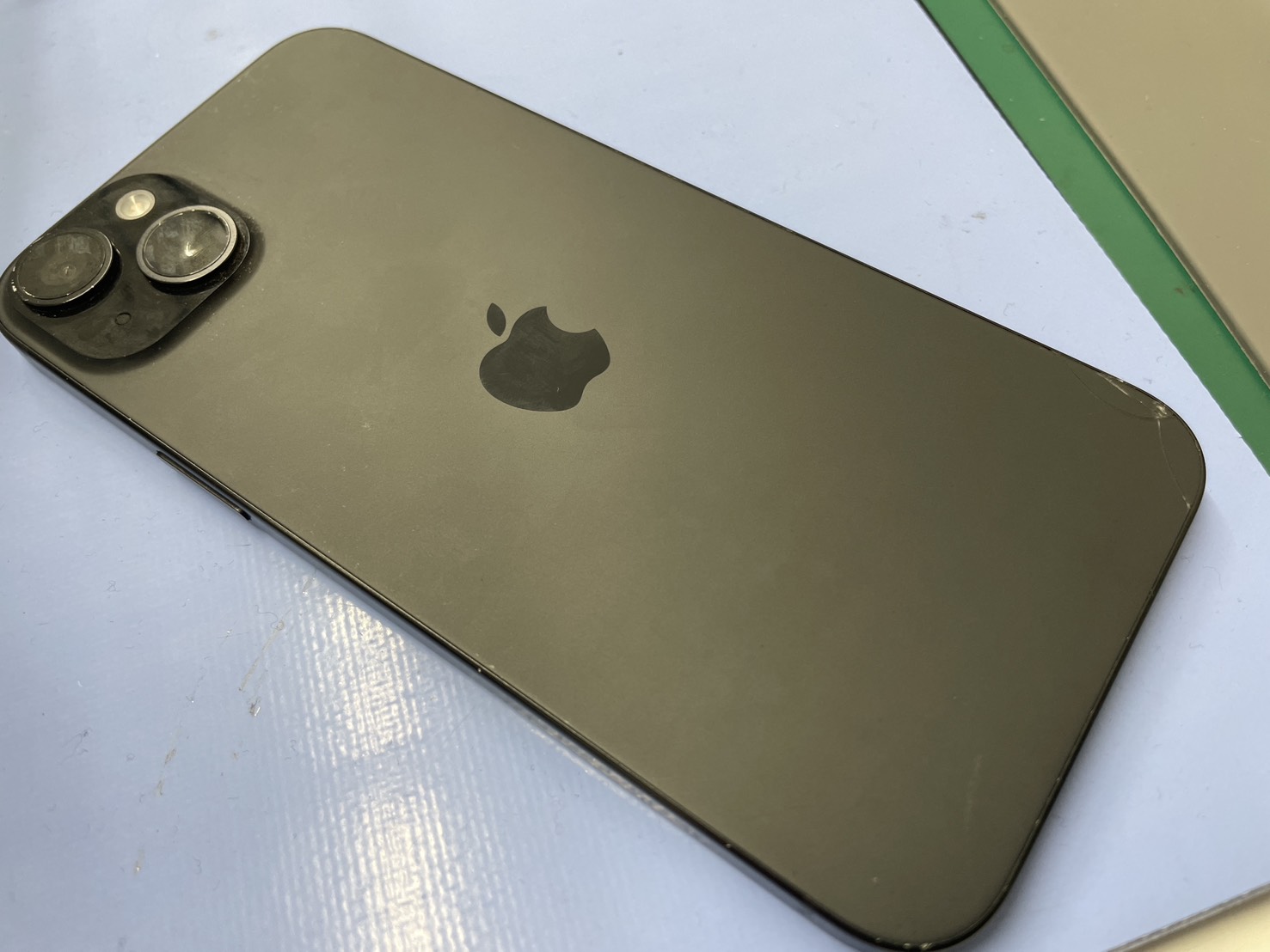 川越】iPhone 15 Plus 落下で画面クラッシュ｜ブラックアウト・緑画面