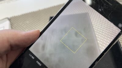 【川越】iPhone SE3 画面割れ修理｜カメラレンズ破損で斑点発生