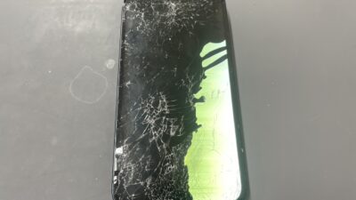 バキバキ状態のiPhone14画面修理【iPhone修理川越】