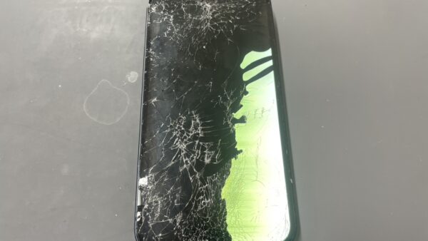 バキバキ状態のiPhone14画面修理【iPhone修理川越】
