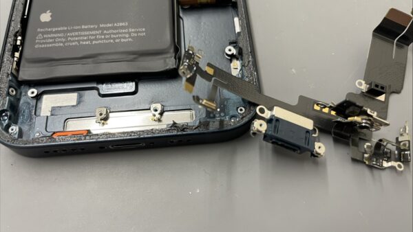 充電ができないiPhone14の修理【iPhone修理川越】