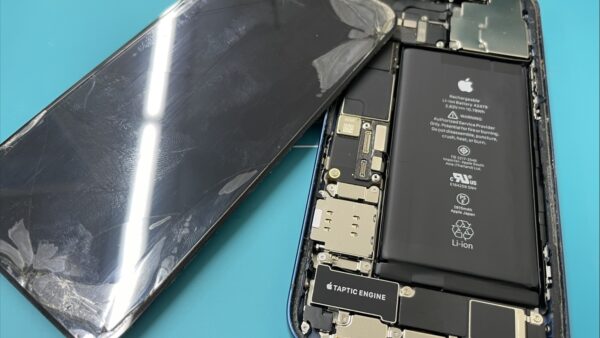 iPhone12画面に縦線画入る故障の修理【iPhone修理川越】