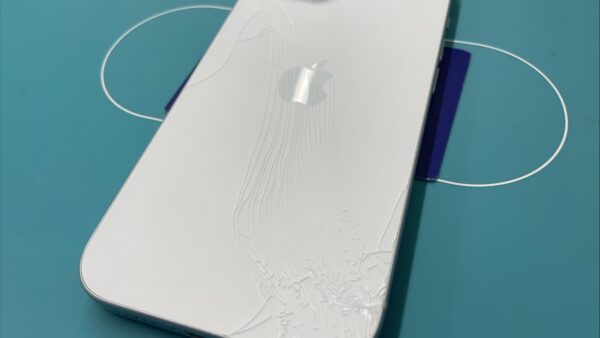 iPhone15背面ガラス割れ修理【iPhone修理川越】