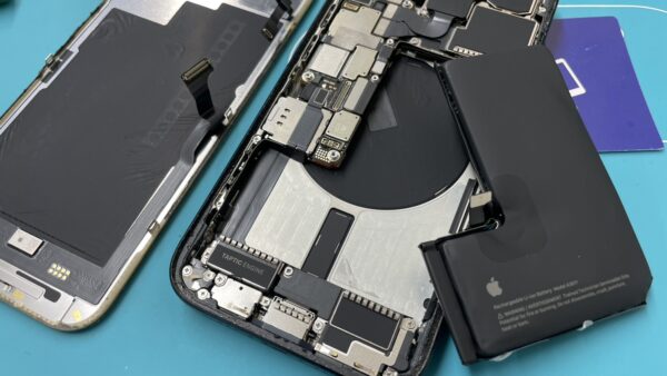 iPhone14Pro電源が入らないバッテリー膨張【iPhone修理川越】