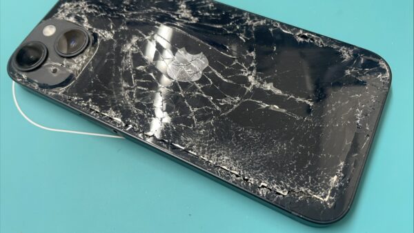 iPhone14背面バキバキの修理【川越iPhone修理】