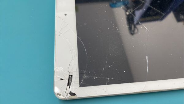 iPad第8世代画面割れの修理ご依頼【iPad修理川越】