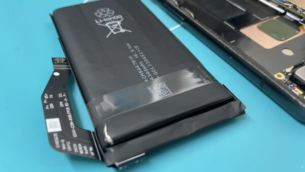 バッテリー膨張で異臭もする危険な状態の修理【アンドロイドスマホ修理川越】