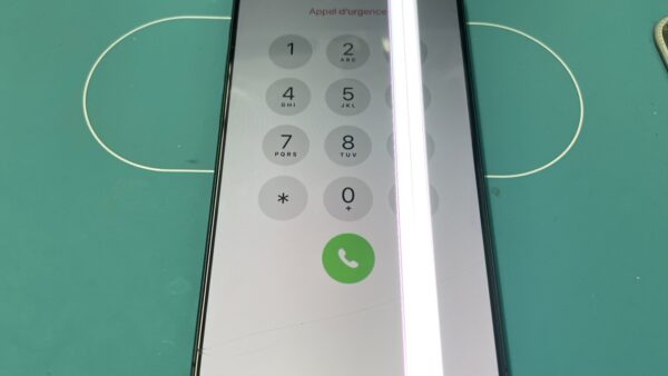 iPhone17画面に縦線が入る症状の画面修理【iPhone修理川越】