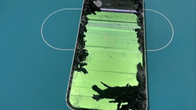 車の下敷きに、バキバキのiPhone16e修理【iPhone修理川越】