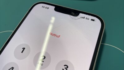 iPhone14Plus蜘蛛の巣上に画面割れ修理【iPhone修理川越】