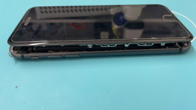 バッテリー膨張で画面が外れた【iPhone修理川越】