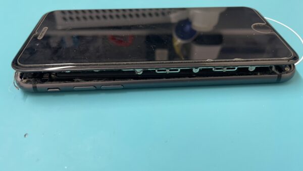 バッテリー膨張で画面が外れた【iPhone修理川越】