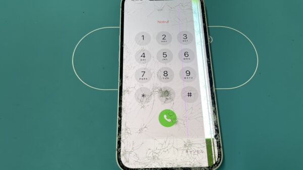 iPhone17e車に引かれてバキバキに【iPhone修理川越】