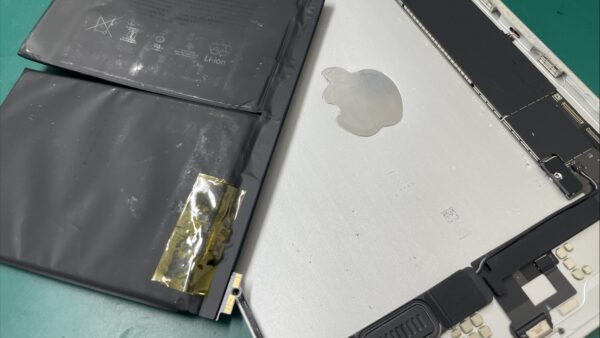 iPadバッテリー膨張で画面浮き状態の郵送修理【iPad郵送修理】
