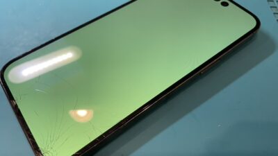 iPhoneの画面が緑色に!? グリーンスクリーンも修理できます！原因と対処法を解説【SmaFast】