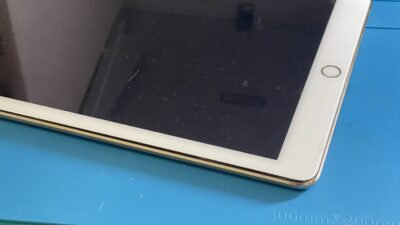 iPadの画面が浮いてきた！原因はバッテリー膨張でした｜早めの交換で画面故障を防止【SmaFast】