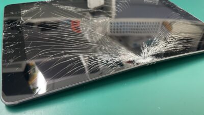iPadがくの字に曲がってしまった【iPad郵送修理】