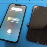iPhone13の画面ひび割れで黒いシミができた状態