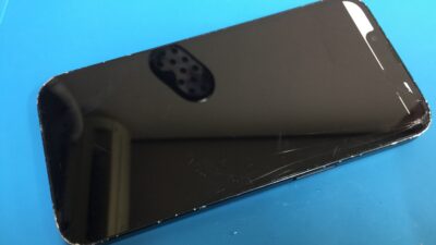 iPhone14の画面割れと液晶が真っ黒で見えない状態
