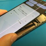 AQUOS Sense 6 の画面に縦線が入った状態