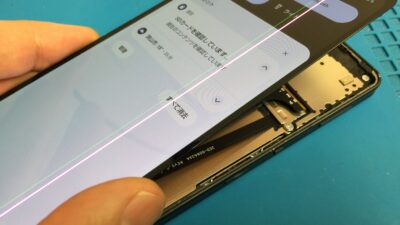 AQUOS Sense 6 の画面に縦線が入った状態