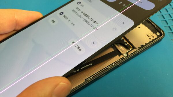 AQUOS Sense 6 の画面に縦線が入った状態