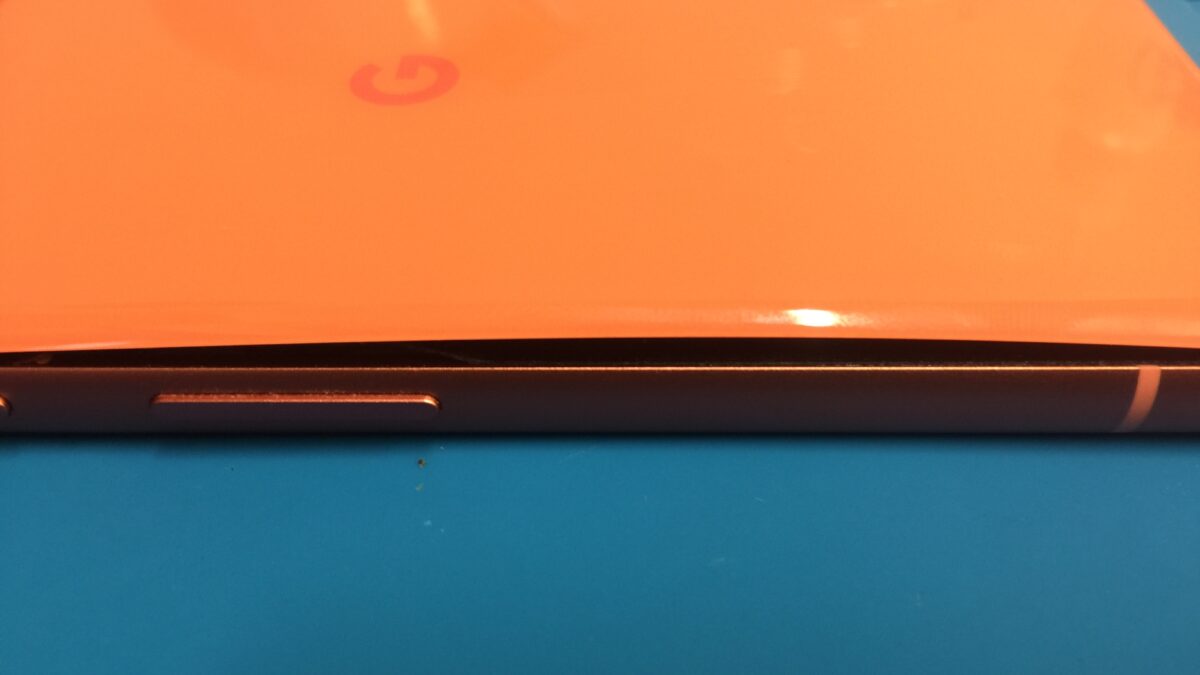 google pixel 7a のバッテリーが膨張して背面パネルが浮き上がってきた状態