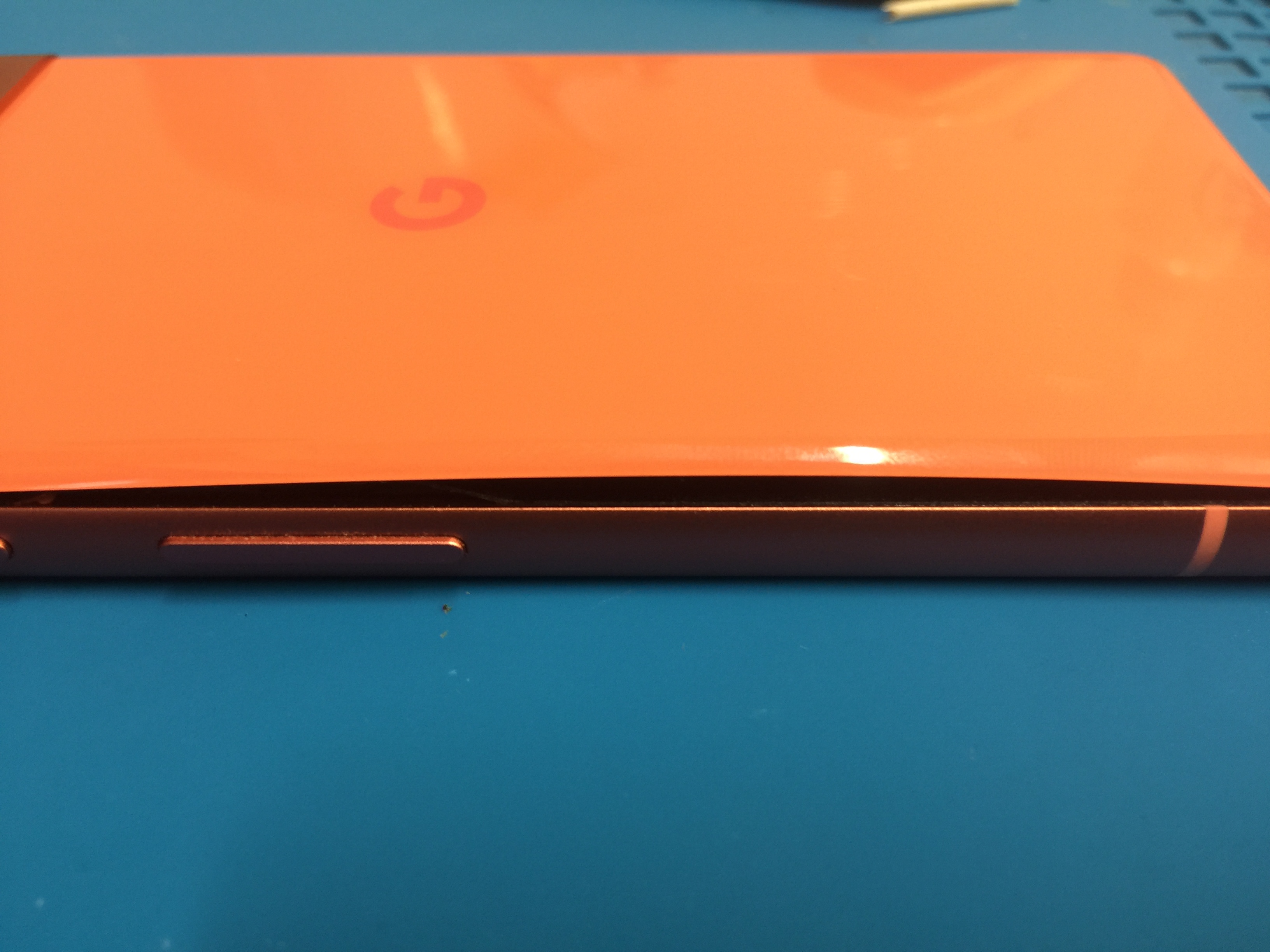 google pixel 7a のバッテリーが膨張して背面パネルが浮き上がってきた