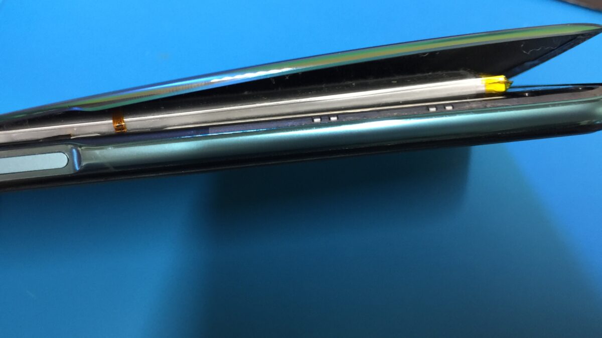 バッテリーが膨張して背面が浮き上がってきたOPPO A54 のバッテリー交換