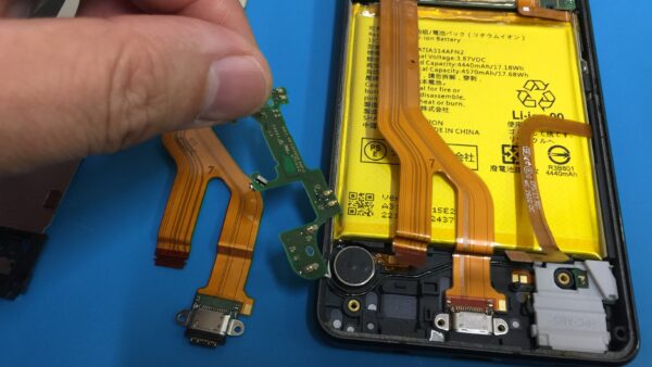 充電ができなくなってバッテリーが0%で起動できなくなったAQUOS Sense 7 の充電コネクタ交換