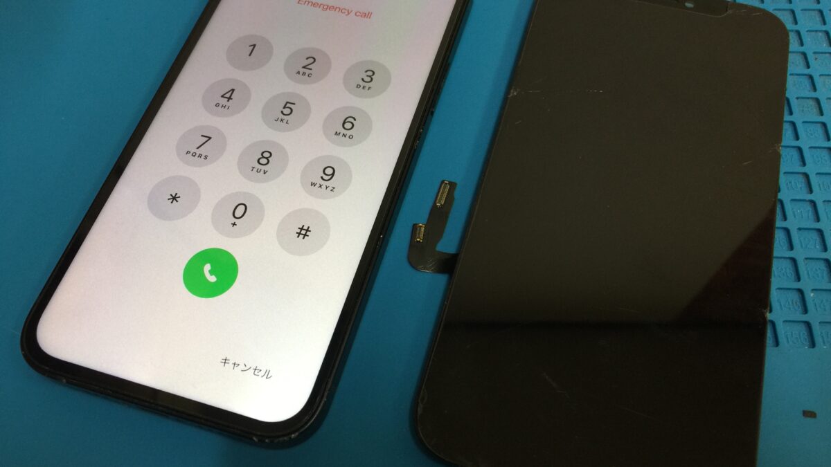 iPhone12の画面に黒いシミと縦線が出ている症状を画面交換で修理しました。