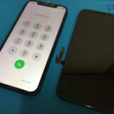 iPhone12の画面に黒いシミと縦線が出ている症状を画面交換で修理しました。