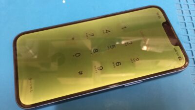 水に濡れたら画面が黄色に変色したiPhone13の画面交換