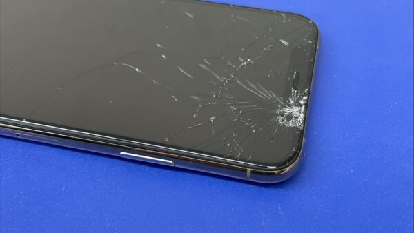 iPhone11Proのガラス割れ修理を対応しました。【iPhone修理金沢文庫】