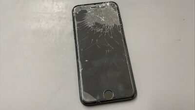 バリバリに画面が割れてしまったSE3の修理【iPhone修理飯塚】