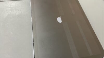 iPad画面半分が黒く線が入ってしまう【iPad修理飯塚】