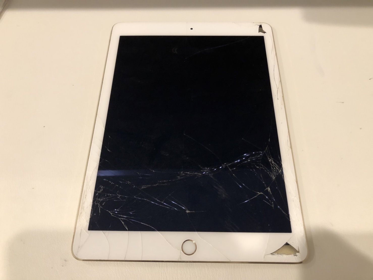 【iPadAir2】ガラスがボロボロ落ちてしまう状態を綺麗にお直し【iPad修理所沢】