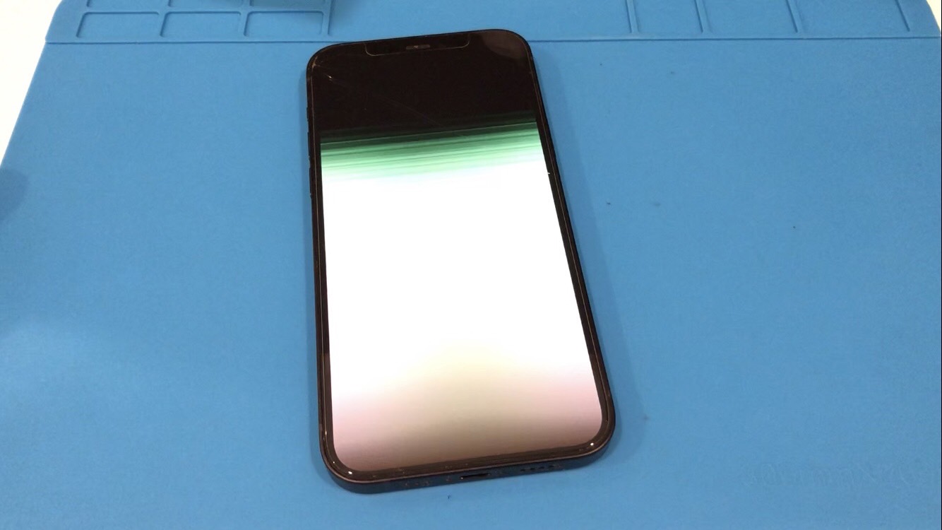 【iPhone12】画面ちらつきのブラックアウト、無事復旧【iPhone修理所沢】