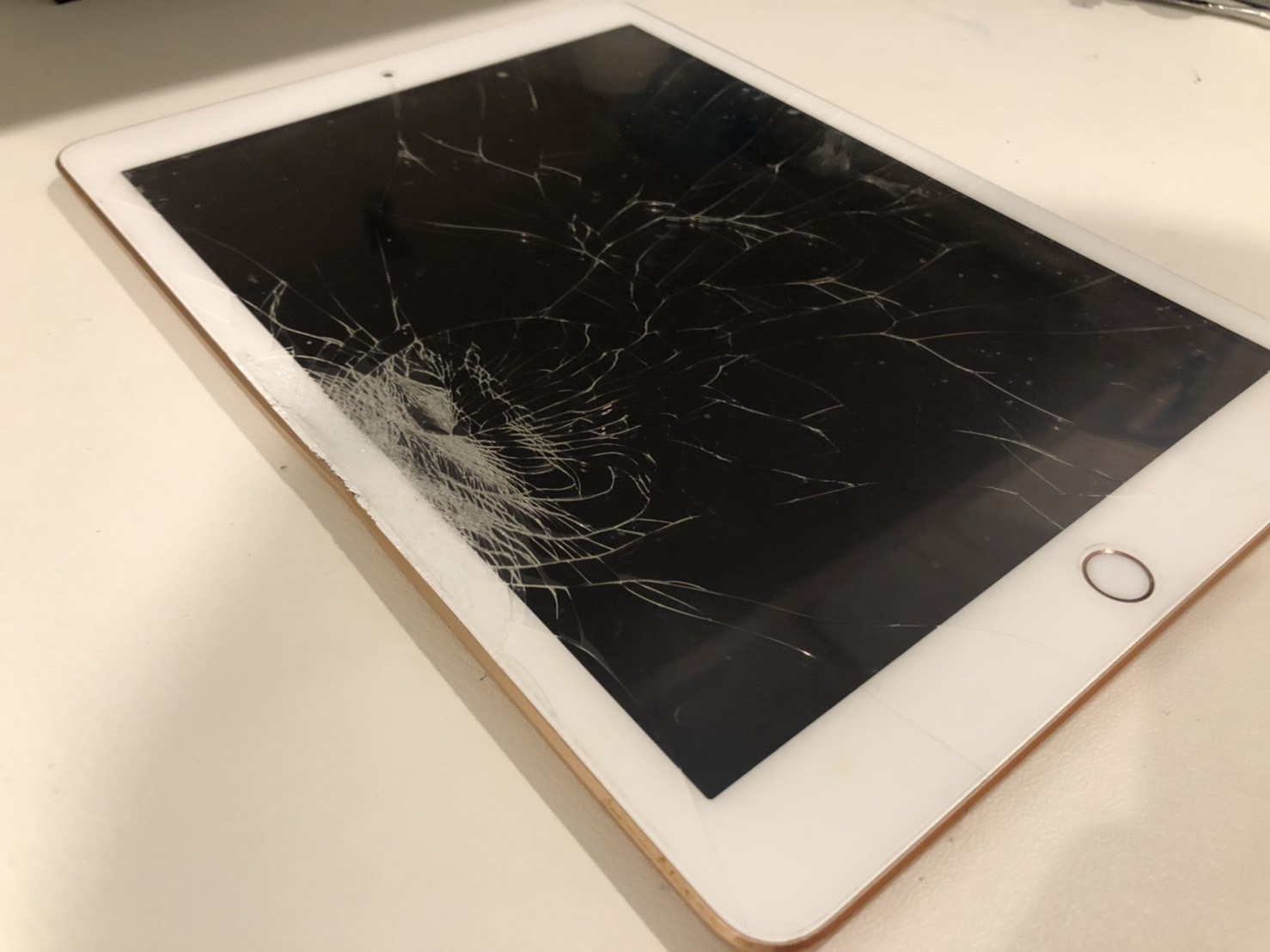 【iPad6】バキバキのガラス割れも元通り！【iPad修理所沢】