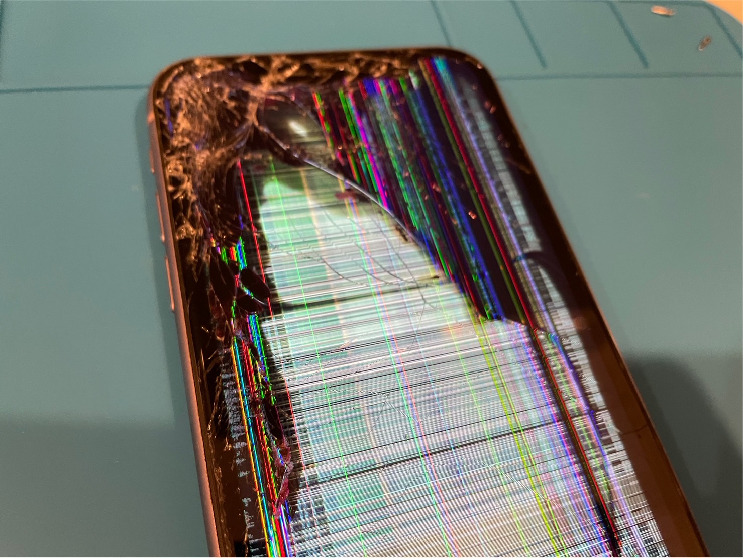 【iPhone11】画面割れ、液晶破損と重度の故障修理【iPhone修理所沢】
