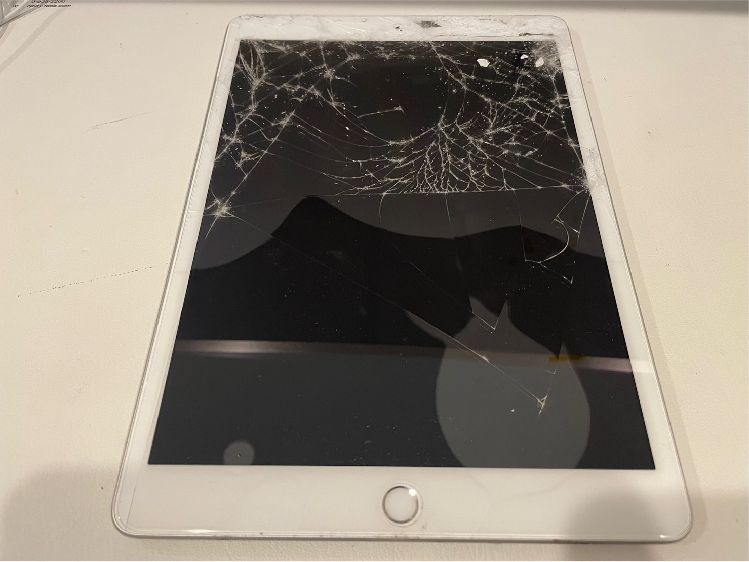 iPad7画面粉々のガラス割れ修理【iPad修理所沢】