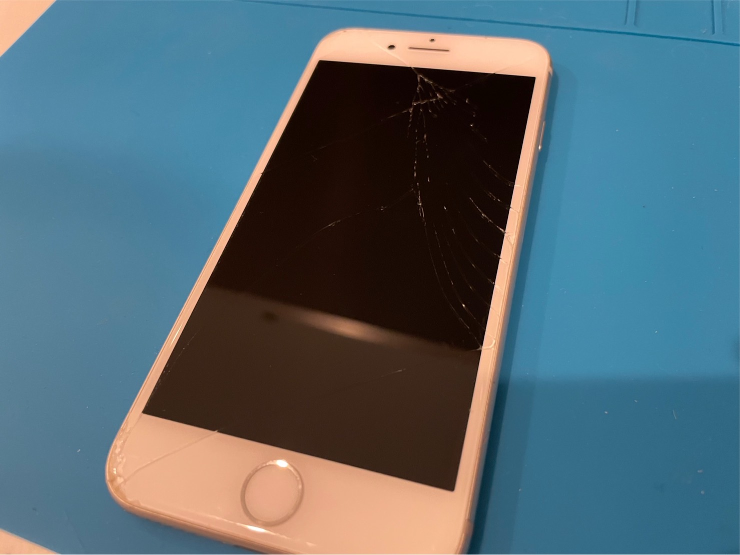 iPhone8蜘蛛の巣状に割れた画面修理【iPhone修理所沢】