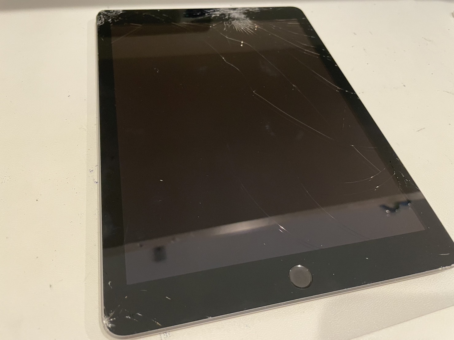 iPad6ガラス割れ画面修理【iPad修理所沢】