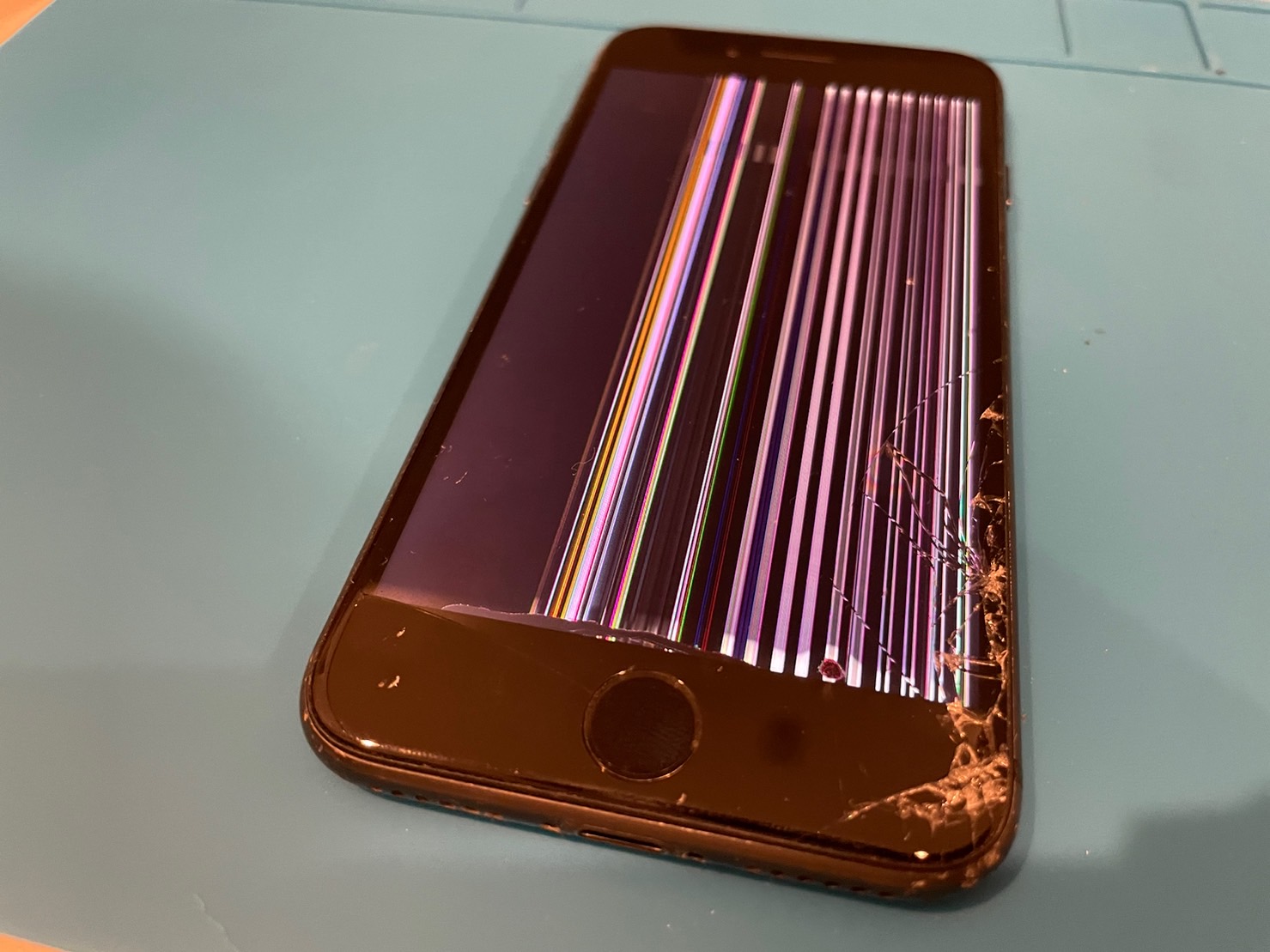 液晶に縦線が入ってしまったiPhone8修理【iPhone修理所沢】