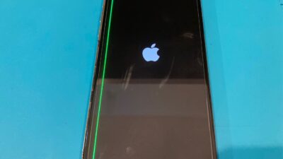 iPhoneXバッテリー膨張の画面故障【iPhone修理所沢】