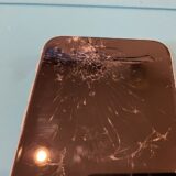 iPhoneSE2ガラスが割れインカメラも映らない【iPhone修理所沢】